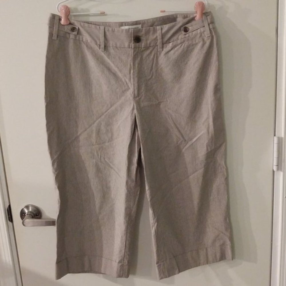 4 for $10 BANANA REPUBLIC PINSTRIPED CAPRIS SZ M